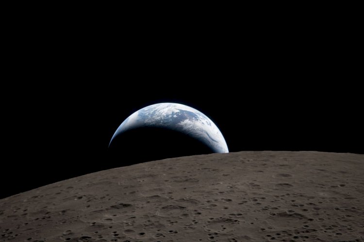 Artemis II revela novas imagens da Terra e do lado oculto da Lua durante sobrevoo histórico